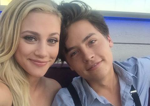 Chega ao fim o namoro de Cole Sprouse e Lili Reinhart após 2 anos