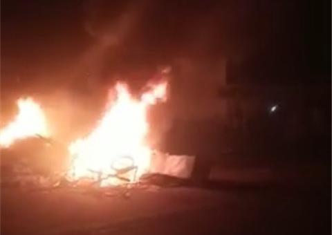 Moradores fazem fogueira em protesto contra falta de energia em Manacapuru