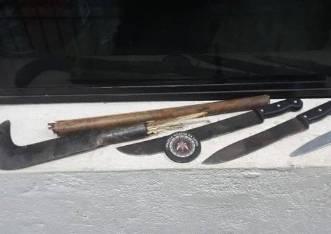 Embriagado, homem invade casa de sogra e tenta agredi-la com facões