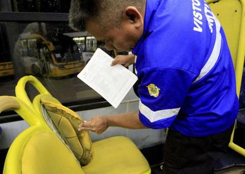 Fiscalização em garagens barram saída de ônibus sucateados em Manaus