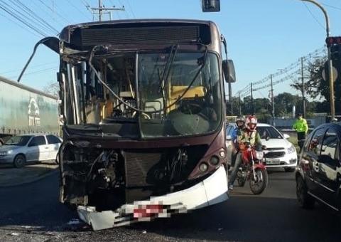 Acidente entre dois ônibus deixa passageiros feridos e trânsito caótico em Manaus