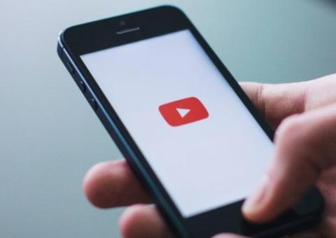 Jovem descobre que foi vítima de estupro coletivo por vídeo na web