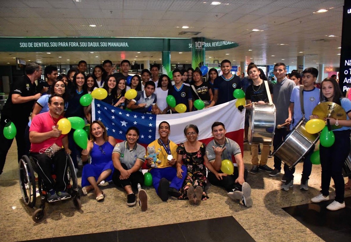 Bicampeão mundial de paralterofilismo é recebido com festa em Manaus 