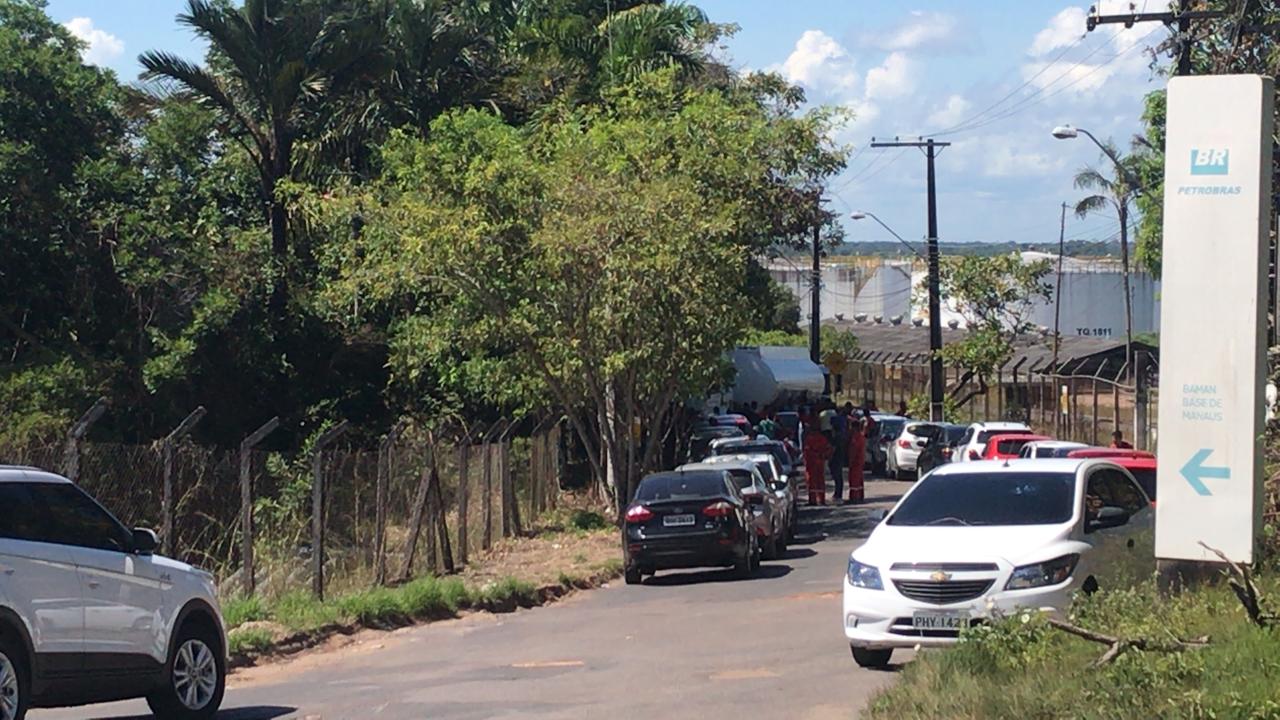 Motoristas bloqueiam acesso a refinaria em protesto contra preço de combustíveis em Manaus