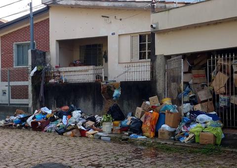 Idoso tenta tirar de casa material acumulado pela esposa por 20 anos