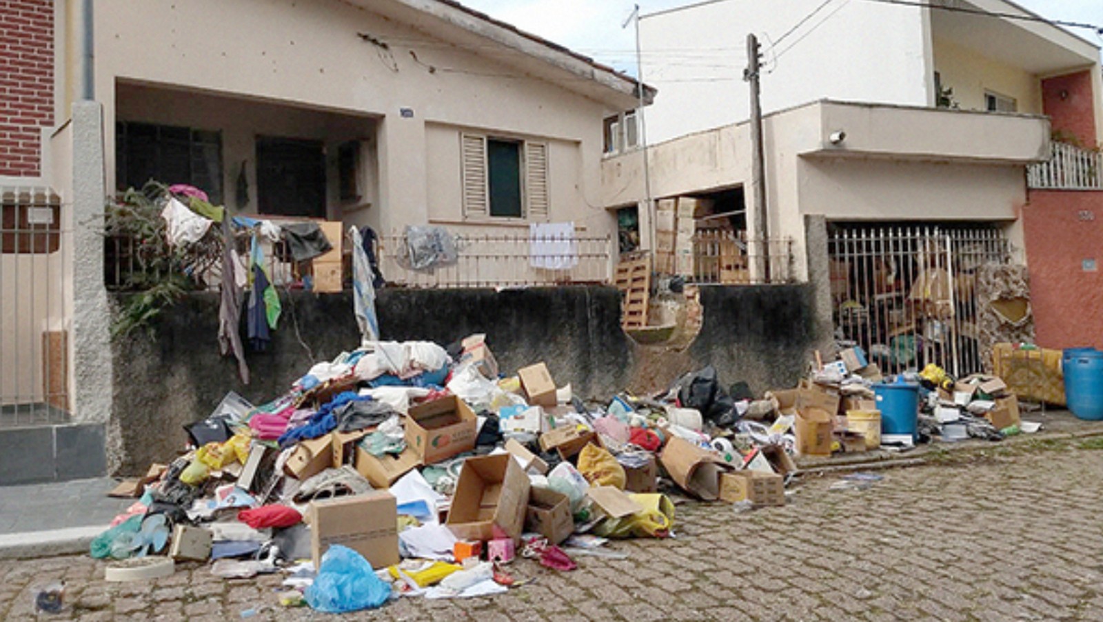 Idoso tenta tirar de casa material acumulado pela esposa por 20 anos