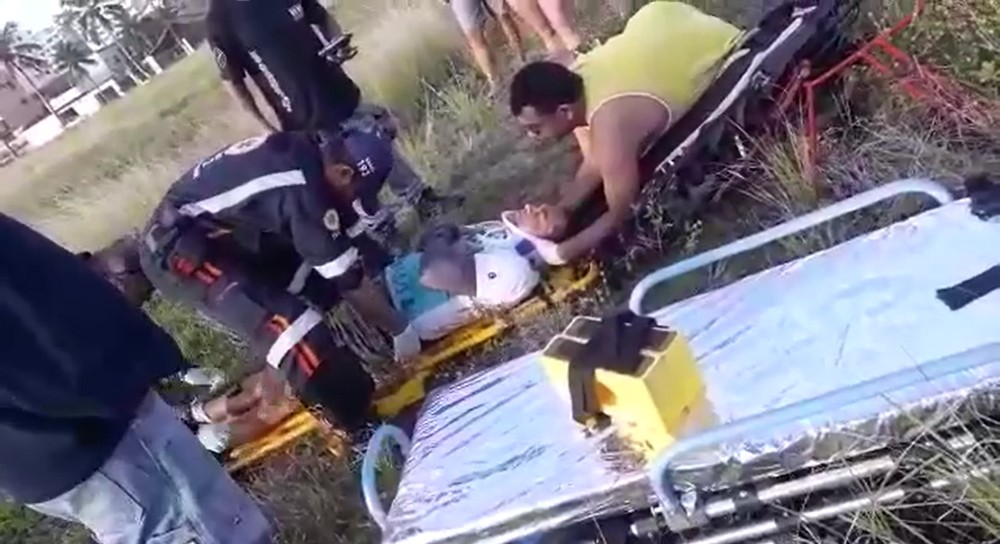 Cerol rasga paramotor e piloto cai durante voo 