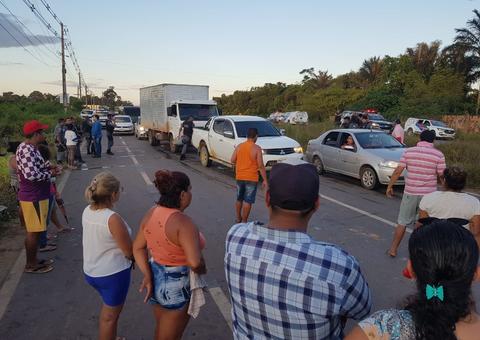 Em novo protesto, moradores de Iranduba bloqueiam rodovia por falta de energia