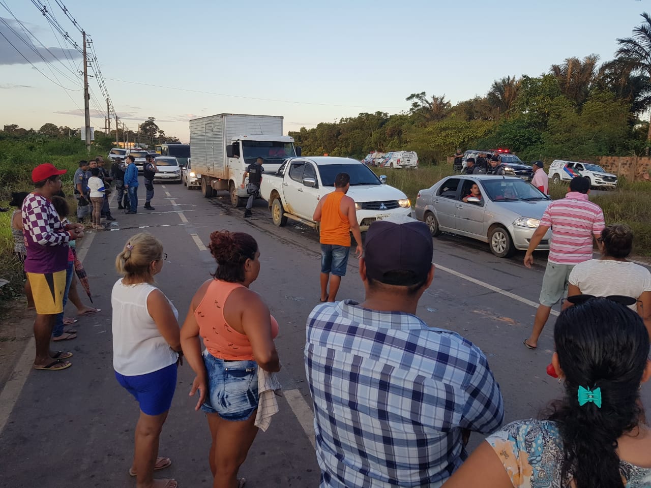 Em novo protesto, moradores de Iranduba bloqueiam rodovia por falta de energia