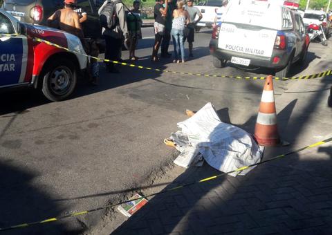Após cambalear, homem cai morto com pistola na mão em avenida de Manaus
