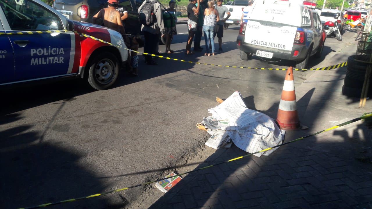 Após cambalear, homem cai morto com pistola na mão em avenida de Manaus