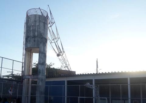 Torre desaba sobre quartel da PM em Manaus