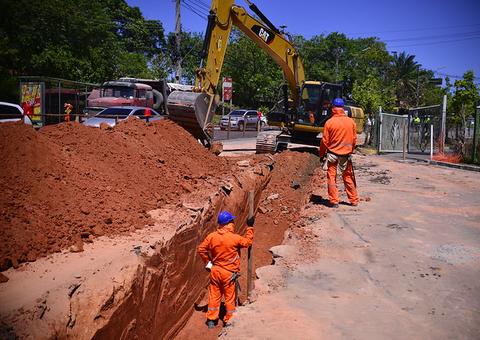 Obras nas rotatórias do Distrito Industrial avançam com implantação de drenagem profunda