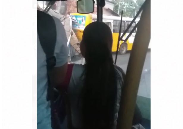 Ônibus perde freio em ladeira e destrói casa e comércios em Manaus