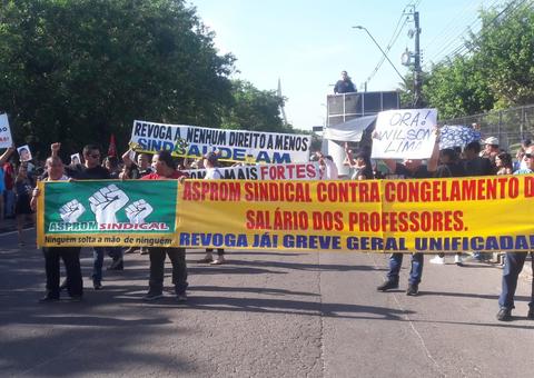 Servidores públicos fazem manifestação na frente de sede do Governo em Manaus