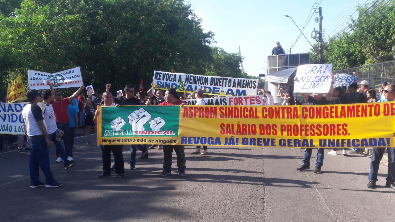Servidores públicos fazem manifestação na frente de sede do Governo em Manaus