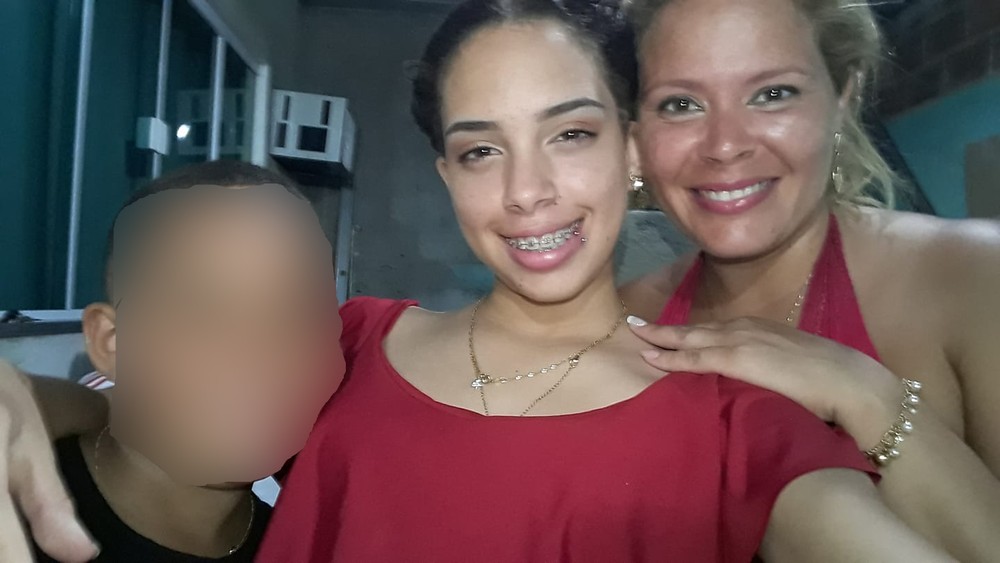 Família é baleada dentro de casa; mãe e filha morrem