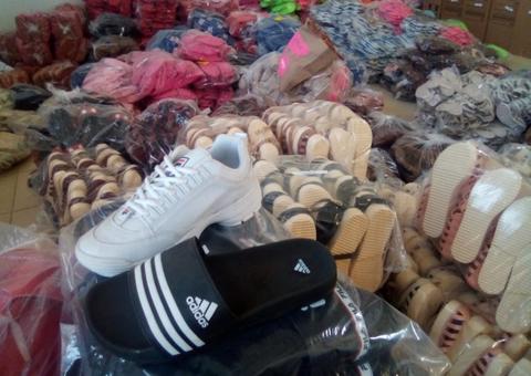 Polícia apreende mais de 40 pares de calçados falsificados em lojas do Centro de Manaus