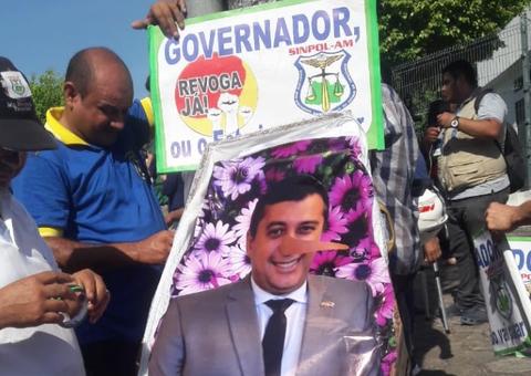 Em meio a protesto e paralisação de serviços, Governo e servidores se reúnem em Manaus