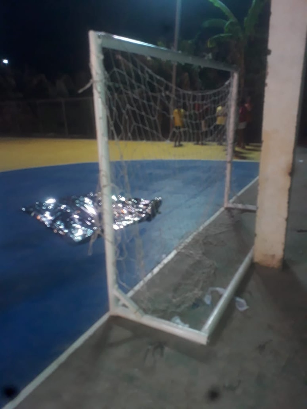 Menino de 9 anos morre após trave de quadra de esportes cair sobre ele