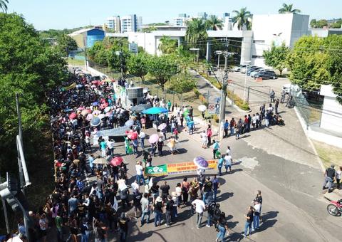 Professores e policiais suspendem aulas e serviços no Amazonas 