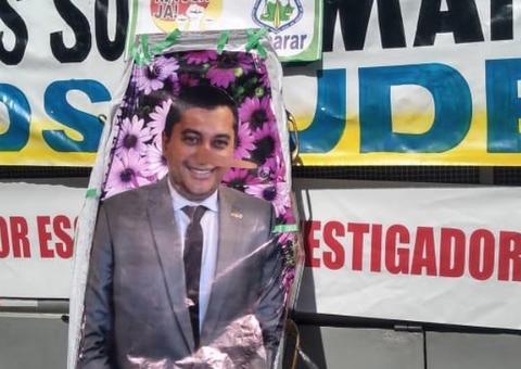  Revoltados, servidores queimam caixão com imagem de governador em Manaus