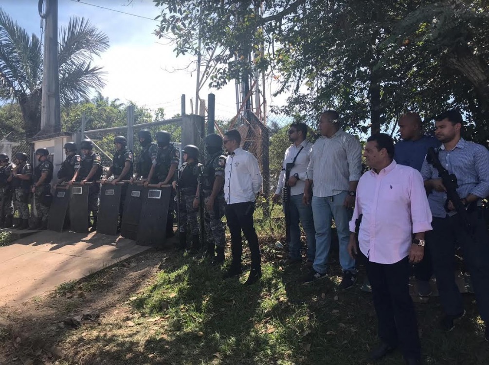 Motoristas que protestavam contra alto preço da gasolina são retirados pela Rocam em Manaus