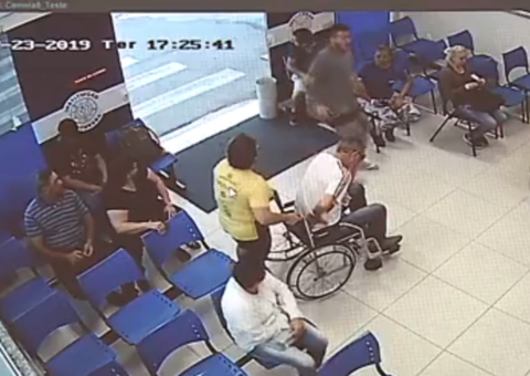 Vídeo mostra marido deixando jovem morta na porta de hospital em Joinville