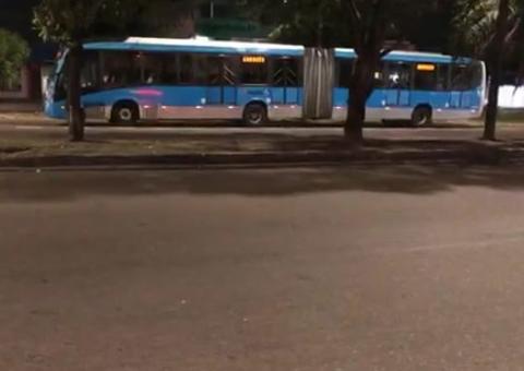 Criminosos invadem e roubam ônibus em Manaus
