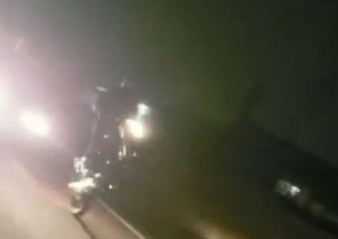 Acidente: Jovem empina moto e é atropelado por carro em alta velocidade; veja vídeo