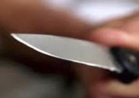 Mulher é morta a facadas e desovada na frente de escola no Amazonas