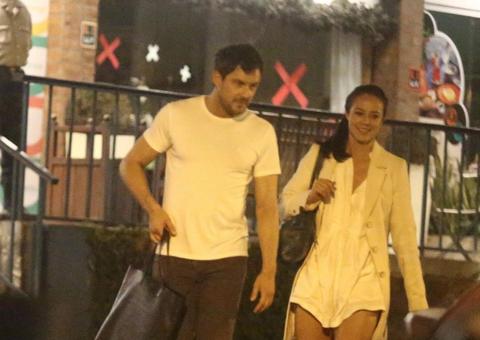 Sérgio Guizé e Paolla Oliveira são vistos deixando restaurante no Rio
