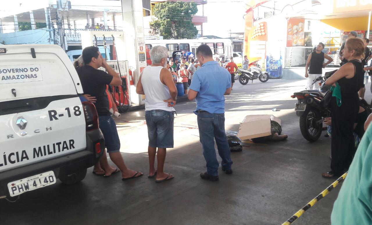 Jovem é executado a tiros em posto de combustível em Manaus