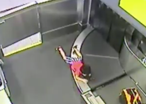 Vídeo: Criança de 2 anos é levado por esteira de bagagem em aeroporto 