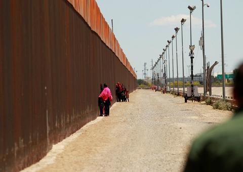 Justiça dos EUA dá sinal verde para que Trump construa muro