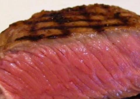 Gosta de comer carne crua? Veja quais são os riscos desse hábito