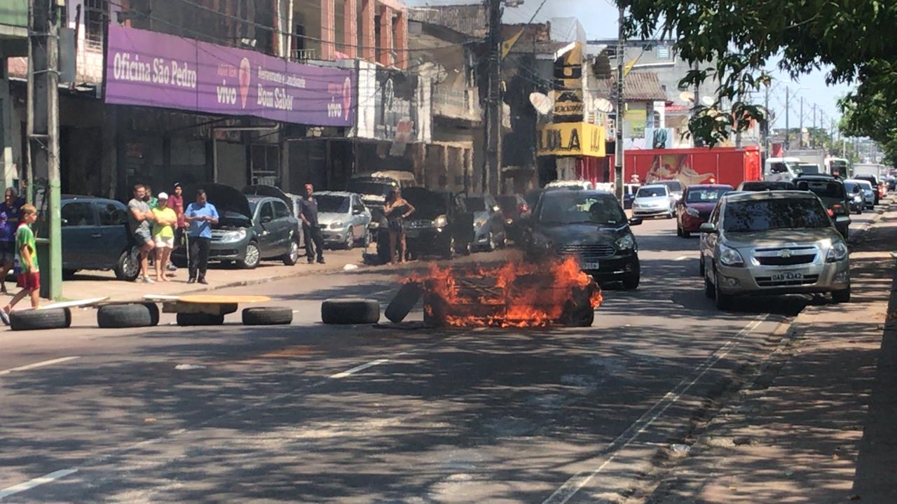 Em protesto, moradores ateiam fogo em barricada e bloqueiam avenida Brasil 