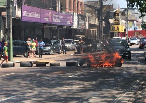 Em protesto, moradores ateiam fogo em barricada e bloqueiam avenida Brasil 