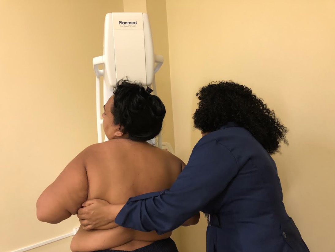 Presidiárias realizam exame de mamografia na FCecon em Manaus 