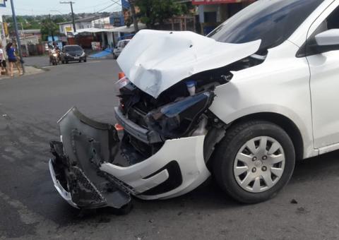 Carro com crianças capota após ser arrastado por outro veículo em Manaus