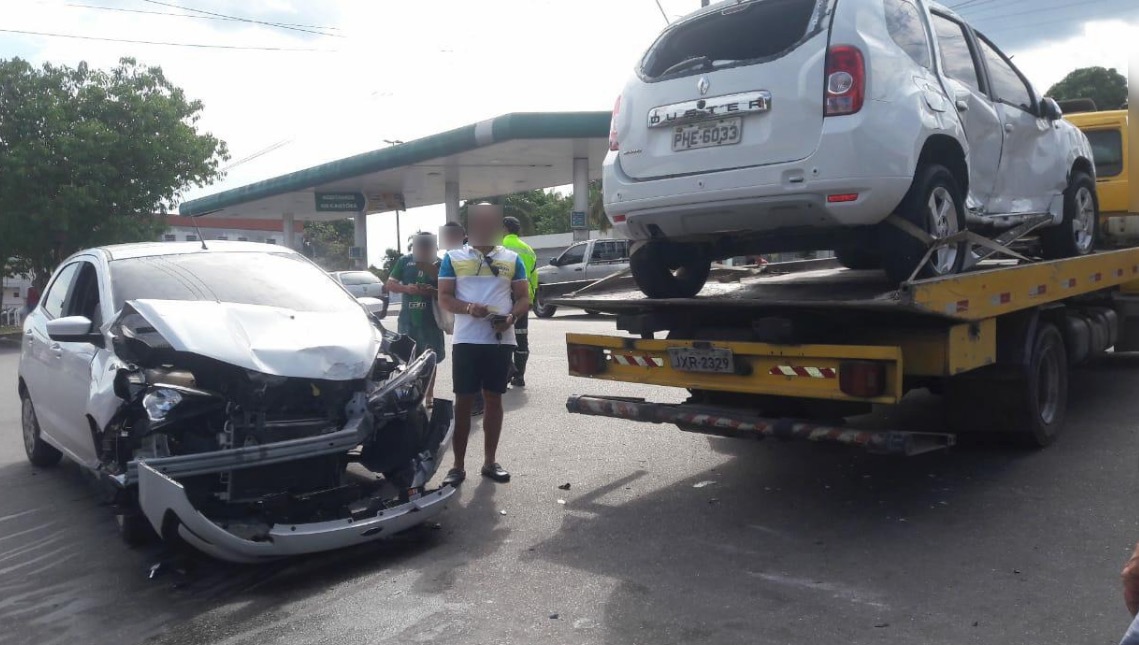 Carro com crianças capota após ser arrastado por outro veículo em Manaus