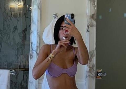 De sutiã e calcinha, Dua Lipa mostra intimidade em quarto de hotel