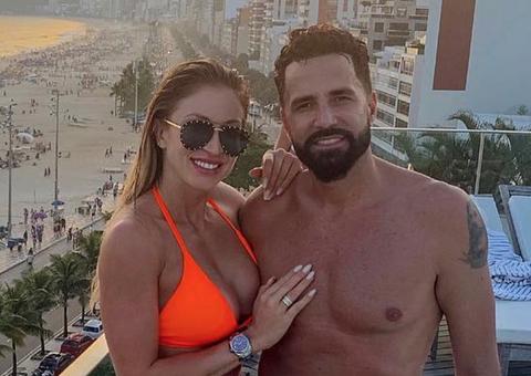 Após término, ex-noiva de Latino tira roupa em praia e ostenta bumbum