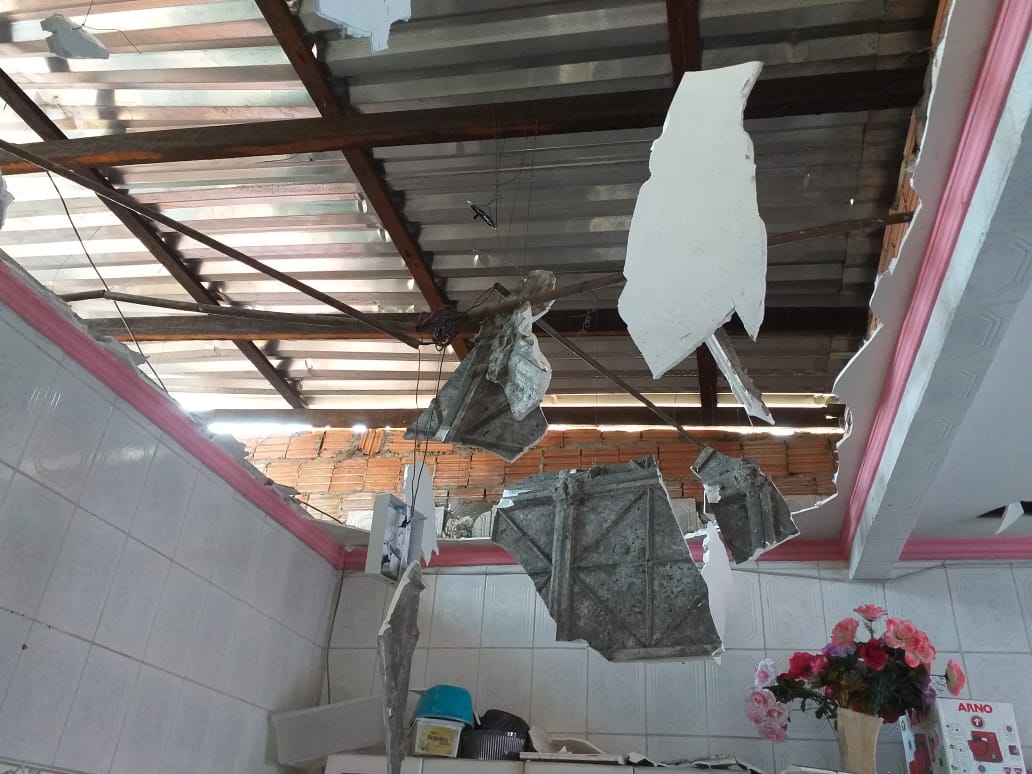 Forte temporal causa estragos em Manaus 