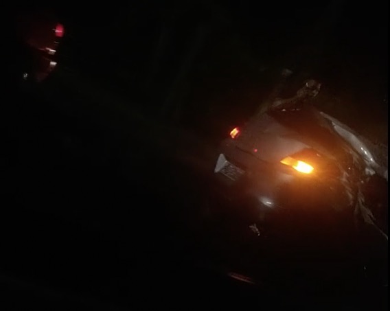 Sob chuva forte, carro capota várias vezes no meio de avenida em Manaus