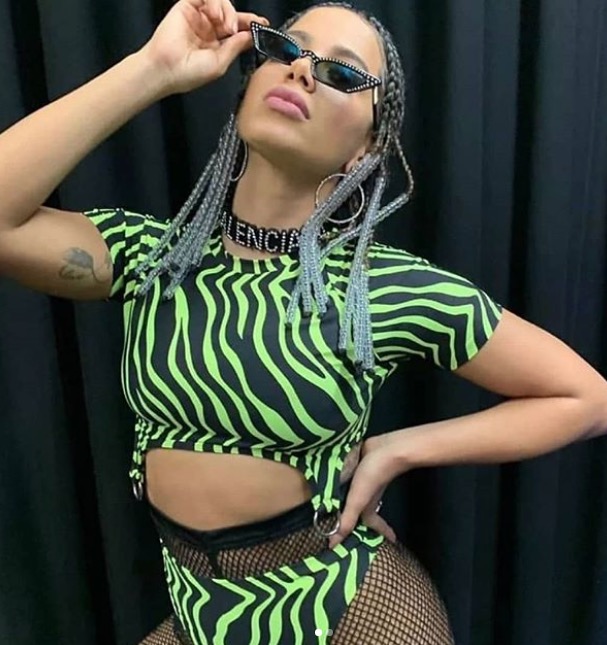  1ª brasileira a cantar no Tomorrowland, Anitta treme tudo no palco; veja como foi