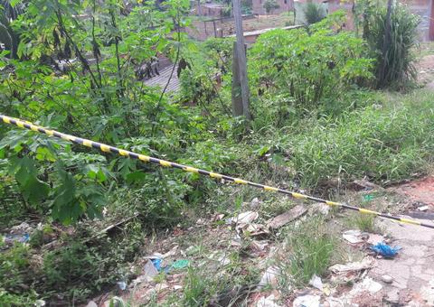 A pauladas e golpes de terçado, jovem é encontrado morto em rua de Manaus