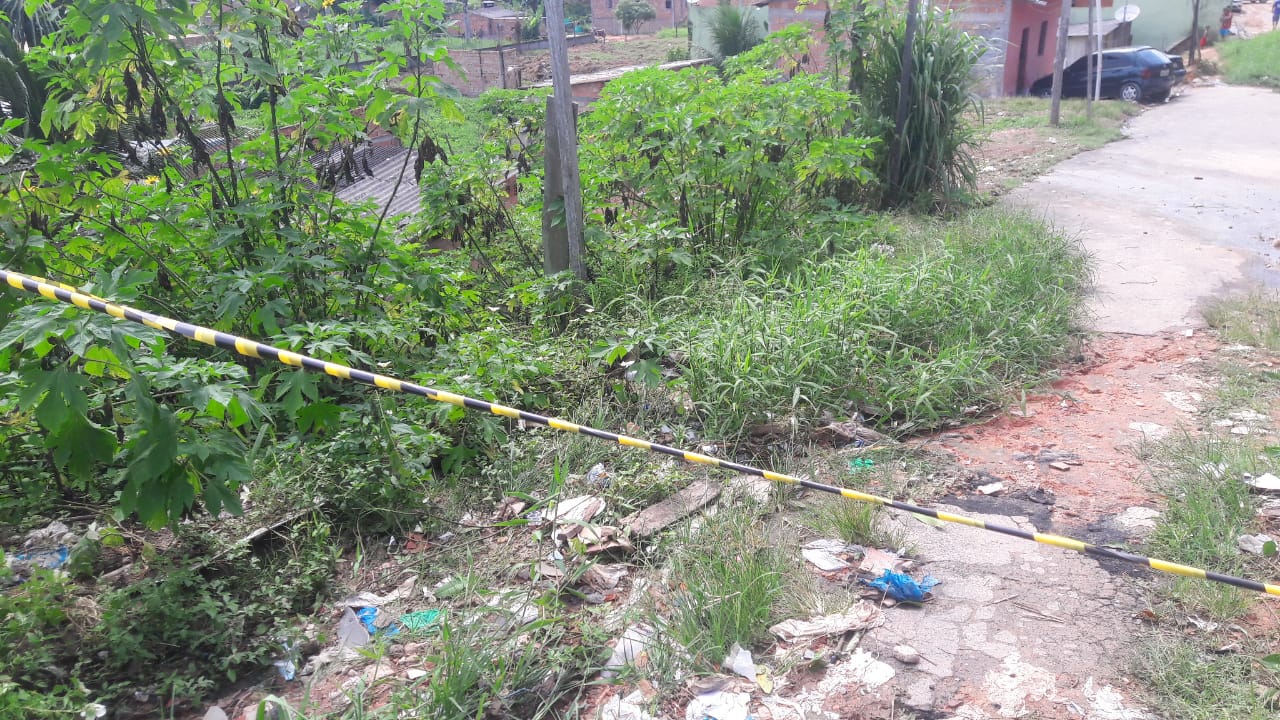 A pauladas e golpes de terçado, jovem é encontrado morto em rua de Manaus