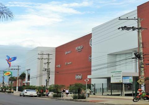 Incêndio atinge parte do Shopping Sumaúma em Manaus