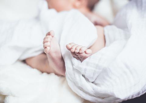 Pai liberta bebê de 2 meses após fazê-lo refém por mais de 17 horas